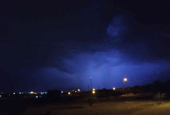 Gören Telefonuna Sarıldı, İlginç Görüntüler Oluştu