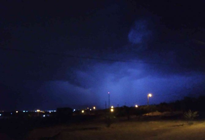 Gören Telefonuna Sarıldı, İlginç Görüntüler Oluştu