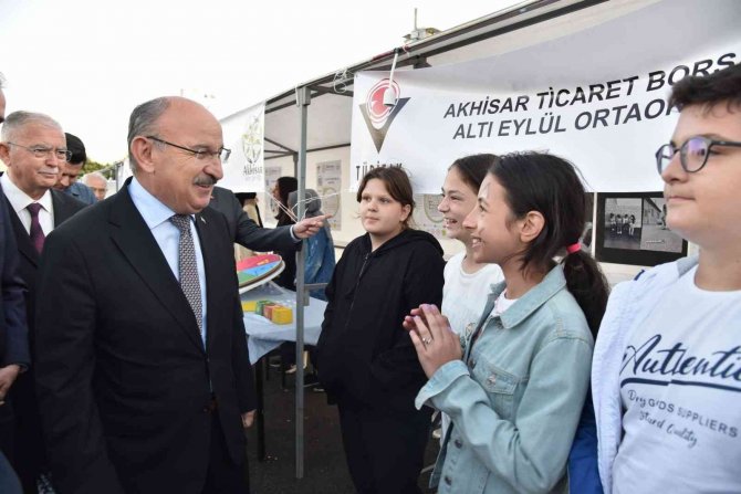 Vali Karadeniz Akhisar Bilim Şenliğine Katıldı