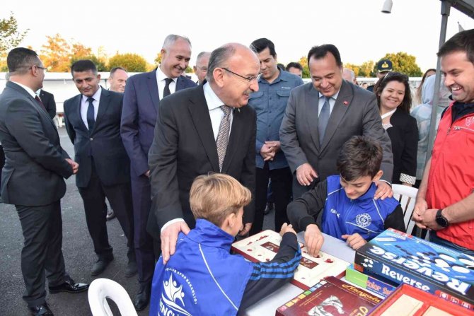 Vali Karadeniz Akhisar Bilim Şenliğine Katıldı