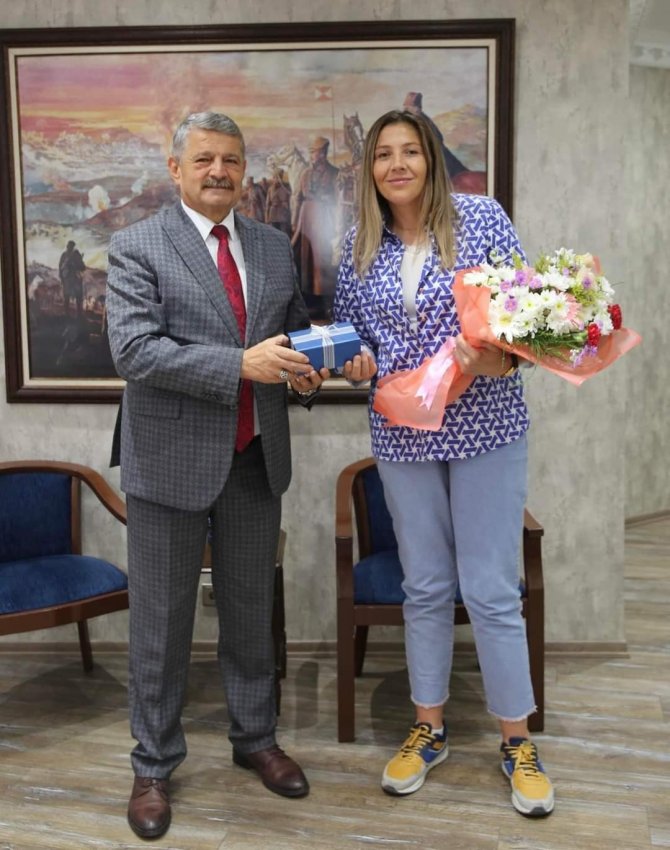 Dünya Şampiyonu Milli Boksör Şennur Demir’e 74 Adet Çeyrek Altın