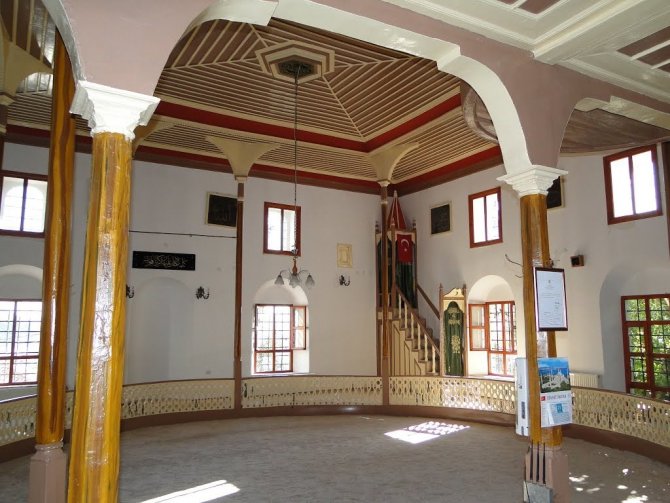 Muğla’nın Menteşe İlçesinde Bulunan Tarihi Camii Her Yıl Ziyaretçi Akınına Uğruyor