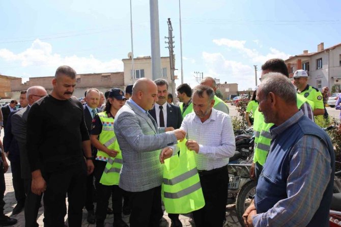 Çiftçilerin Traktörüne Reflektör Takıldı