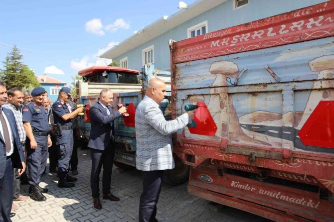 Çiftçilerin Traktörüne Reflektör Takıldı