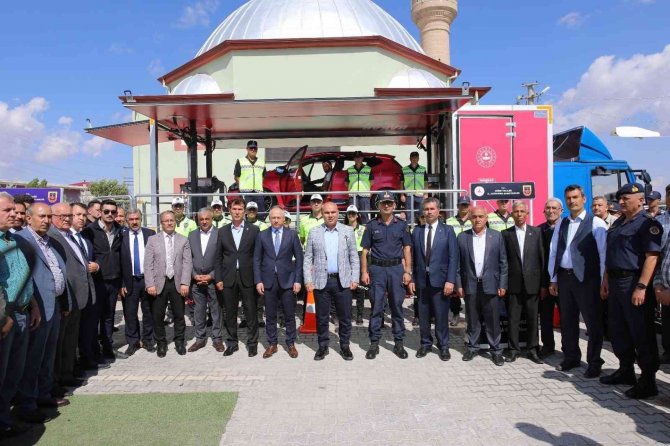 Çiftçilerin Traktörüne Reflektör Takıldı