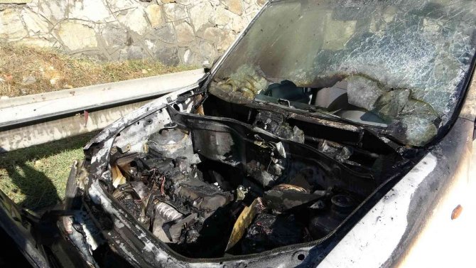 1 Ay Önce Aldığı Hafif Ticari Aracı Alev Alev Yandı, O Anları Cep Telefonu Kamerasına Kaydetti