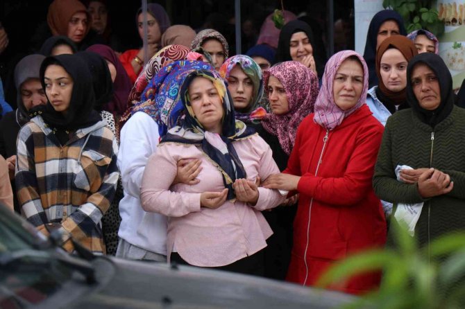 Kardeşinden Ablasının Tabutuna Son Dokunuş