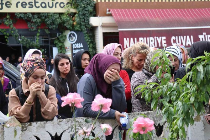 Kardeşinden Ablasının Tabutuna Son Dokunuş