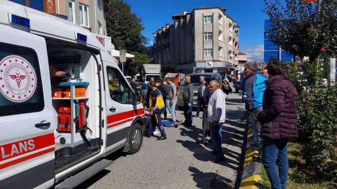 Minibüs İle Motosiklet Çarpıştı: 2 Yaralı