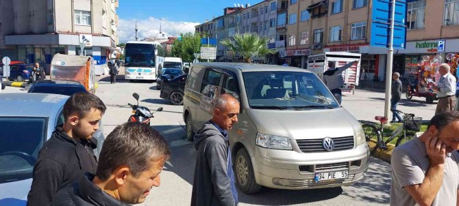Minibüs İle Motosiklet Çarpıştı: 2 Yaralı