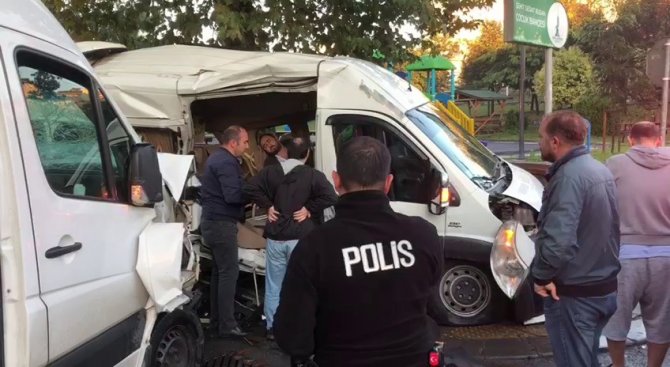 Sancaktepe’de İki Servis Aracı Çarpıştı: 4 Yaralı
