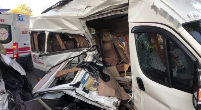 Sancaktepe’de İki Servis Aracı Çarpıştı: 4 Yaralı