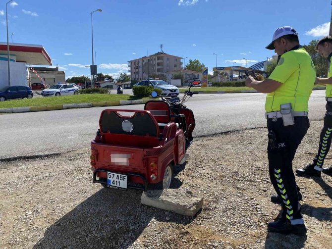 3 Tekerli Elektrikli Motor Devrildi: 1 Yaralı