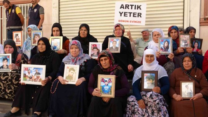 Evlat Nöbetindeki Babadan Oğluna Çağrı: “Etrafına Bak, Hdp’li Vekillerin Çocukları Var Mı?”