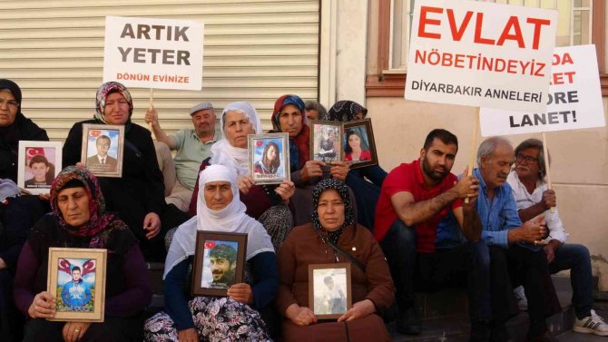 Evlat Nöbetindeki Babadan Oğluna Çağrı: “Etrafına Bak, Hdp’li Vekillerin Çocukları Var Mı?”