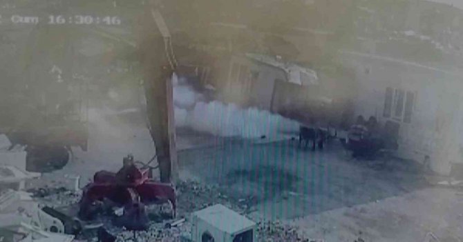 Yangın Tüpü Bomba Gibi Patladı, O Anlar Güvenlik Kamerasına Yansıdı