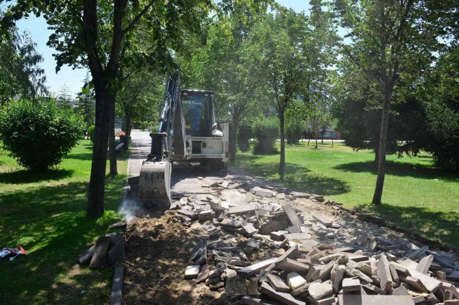 Uşaklının Uğrak Noktası Ata Park Yenileniyor