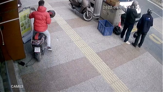 Etrafı Gözleyen Hırsız, Riski Ölçtükten Sonra Elektrikli Bisikleti Çaldı