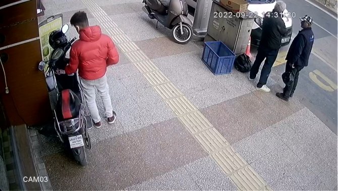 Etrafı Gözleyen Hırsız, Riski Ölçtükten Sonra Elektrikli Bisikleti Çaldı