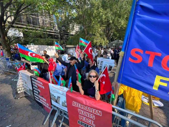 New York’taki Bm Genel Merkezi Önünde “Ermenistan” Protestosu