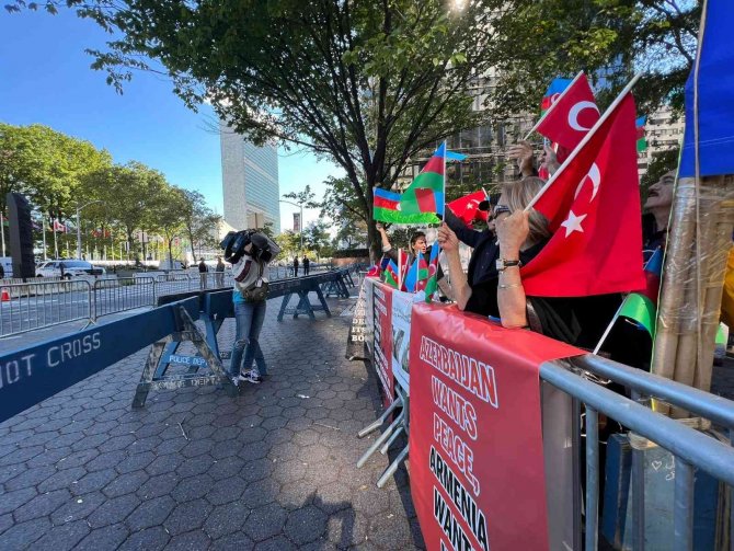 New York’taki Bm Genel Merkezi Önünde “Ermenistan” Protestosu