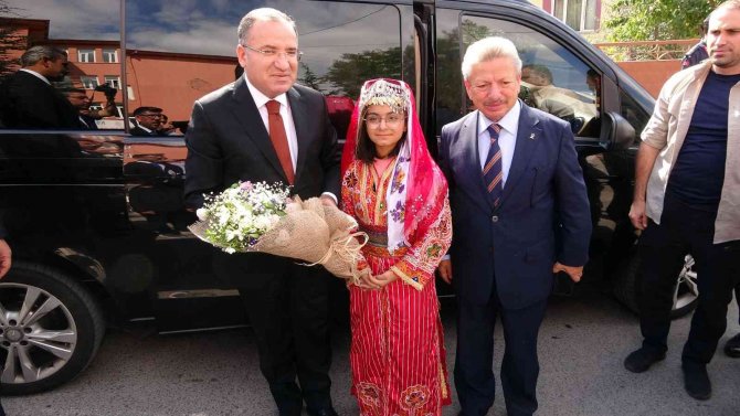 Bakan Bozdağ: “Türk Milleti Türkiye’nin Geleceğini Sende Nasıl Görsün, Sana Nasıl Umut Bağlasın”