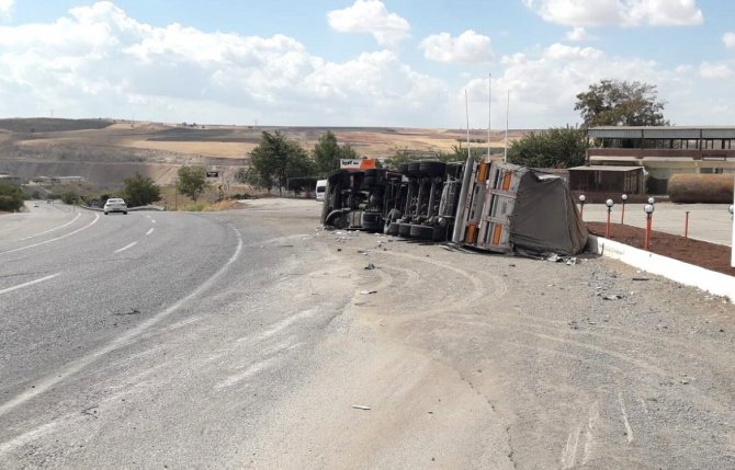 Virajı Alamayan Tır Kıvılcımlar Çıkartarak Sürüklendi