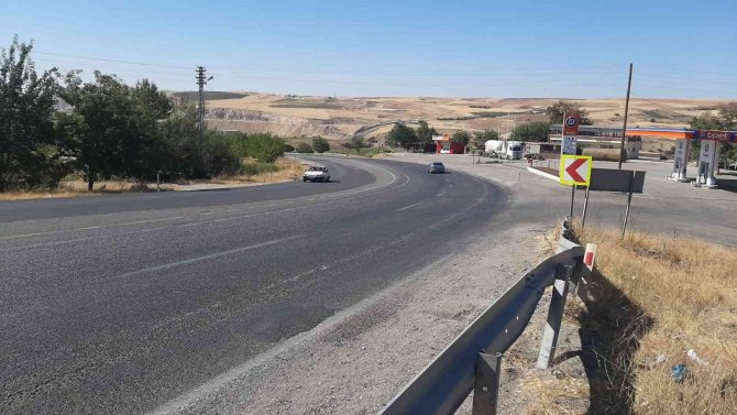 Virajı Alamayan Tır Kıvılcımlar Çıkartarak Sürüklendi