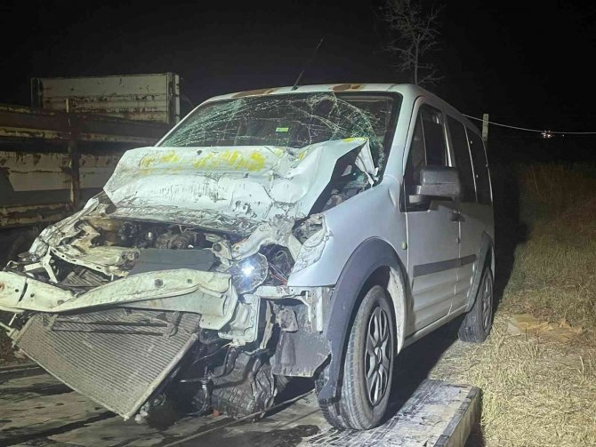 Kamyona Arkadan Çarpan Ticari Aracın Sürücüsü Yaralandı