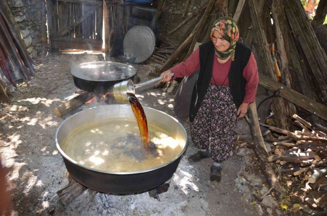 Bakır Tavalarda Kızgın Ateşte 4-5 Saat Kaynıyor, Kilogramı 100 Liradan Satılıyor