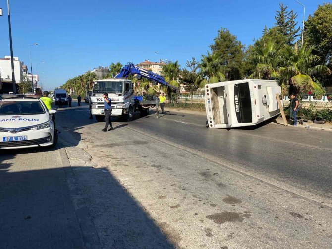 Kontrolden Çıkan Servis Aracı Devrildi