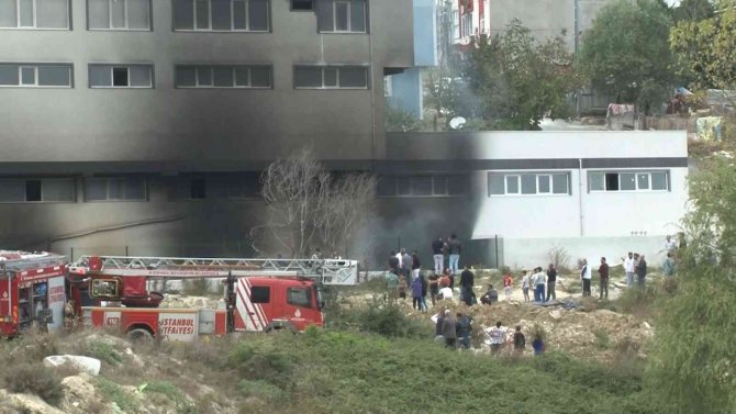 Arnavutköy’de Ayakkabı Fabrikasında Çıkan Yangın Söndürüldü