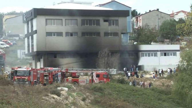 Arnavutköy’de Ayakkabı Fabrikasında Çıkan Yangın Söndürüldü