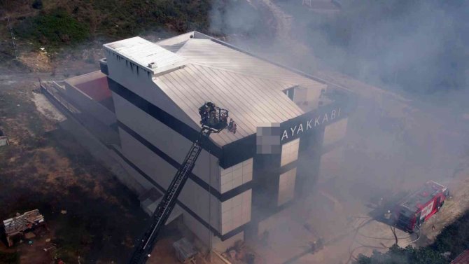 Arnavutköy’de Ayakkabı Fabrikasındaki Yangında Can Pazarı