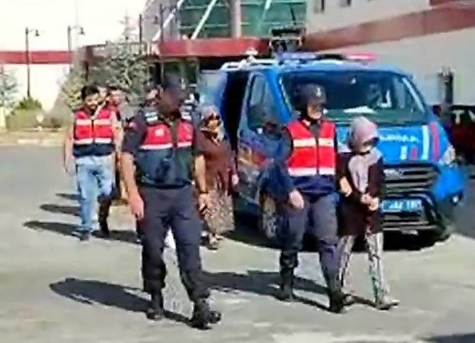 Tatil Bahanesiyle Geldiği Annesinin 5 Komşusunu Soydu