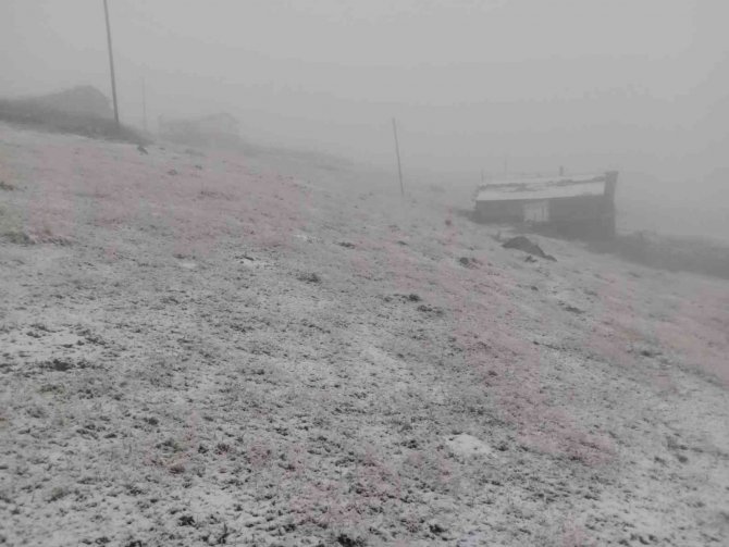 Bayburt - Trabzon Sınırındaki Köylere Mevsimin İlk Karı Yağdı