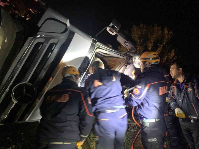 Bilecik’te Seyir Halinde Tır Devrildi, Sürücü İçinde Sıkıştı