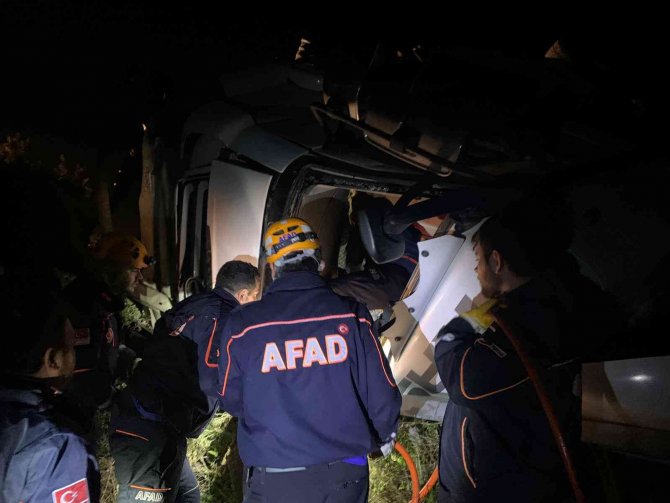 Bilecik’te Seyir Halinde Tır Devrildi, Sürücü İçinde Sıkıştı