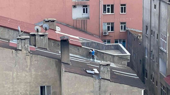Tatvan’da Çatıda Tehlikeli Tamirat