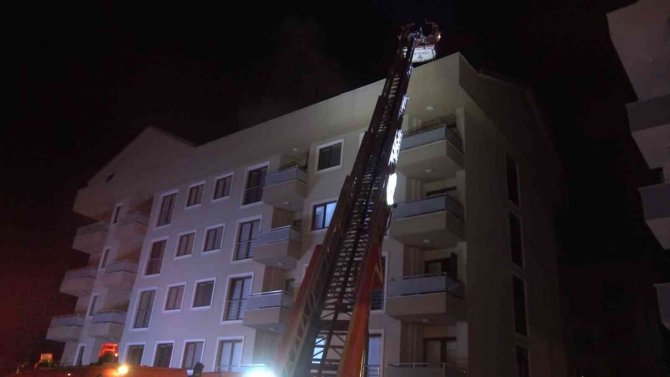 Bursa’da 6 Katlı Binanın Çatı Katı Alev Alev Yandı, 1 Kişi Dumandan Etkilendi