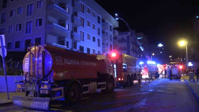 Bursa’da 6 Katlı Binanın Çatı Katı Alev Alev Yandı, 1 Kişi Dumandan Etkilendi
