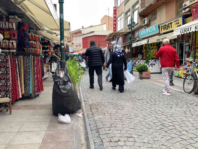 Çöp Kutusu Olmayınca Sokaklar Çöp Poşetiyle Doldu