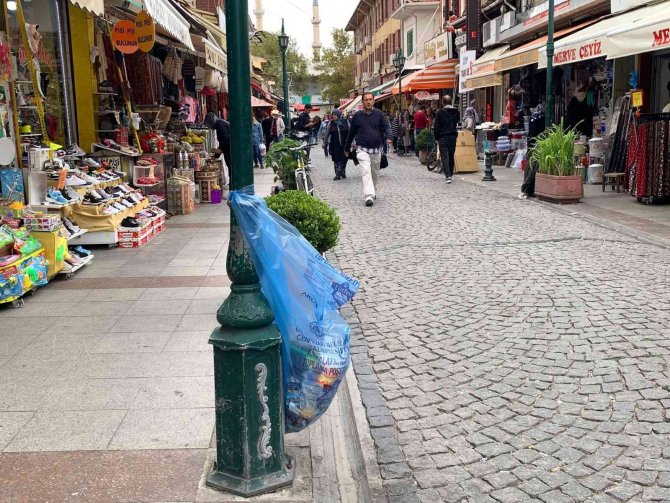 Çöp Kutusu Olmayınca Sokaklar Çöp Poşetiyle Doldu