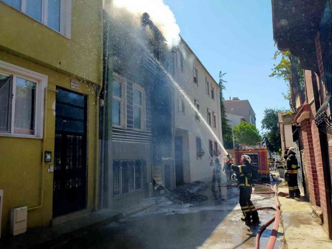 100 Yıllık Ahşap Bina Alevlere Teslim Oldu