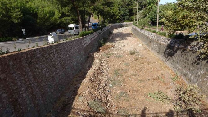 Geçtiğimiz Kış Selin Vurduğu İ̇çmeler Mahallesi Sakinleri Dere Yatakları Temizlensin İstiyor