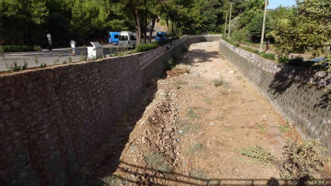 Geçtiğimiz Kış Selin Vurduğu İ̇çmeler Mahallesi Sakinleri Dere Yatakları Temizlensin İstiyor