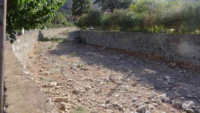 Geçtiğimiz Kış Selin Vurduğu İ̇çmeler Mahallesi Sakinleri Dere Yatakları Temizlensin İstiyor