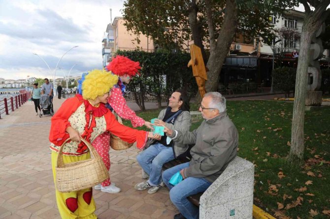 Festival Öncesinde 2 Ton Elma Dağıtıldı