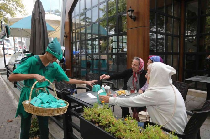 Festival Öncesinde 2 Ton Elma Dağıtıldı