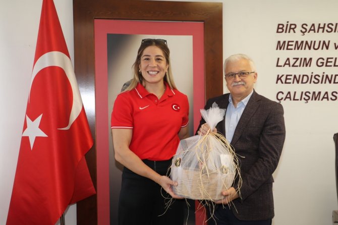Şampiyon Güreşçi Yasemin Adar Yiğit Burhaniye’ye Konuk Oldu